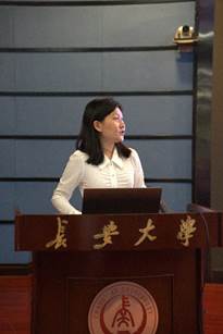 女人站在桌子上低可信度描述已自动生成 女人站在桌子上低可信度描述已自动生成