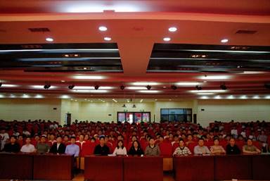 礼堂里有许多人描述已自动生成 礼堂里有许多人描述已自动生成