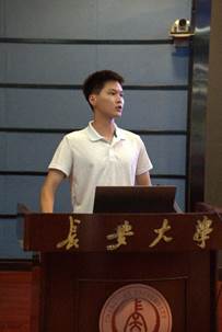 男人站在钢琴前低可信度描述已自动生成 男人站在钢琴前低可信度描述已自动生成